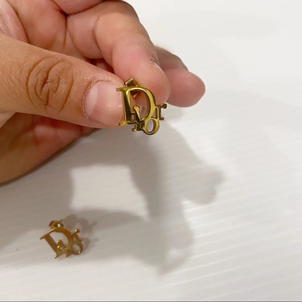 Beautiful Gold Stud Dupe Earrings New - Picture 3 of 3